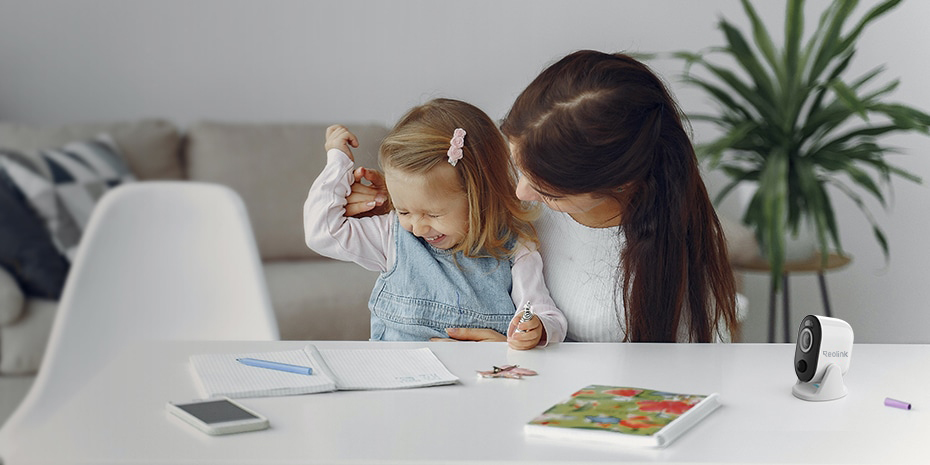 WiFi Battery or Solar Operated Security Camera with Spotlight