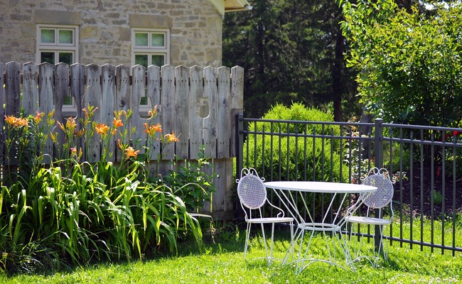 Zaun aufstellen, um Nachbarshund aus dem Garten fernzuhalten